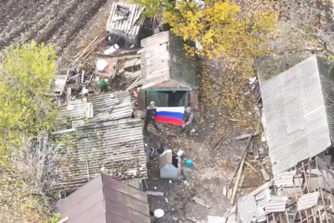 Rus askerleri, Rusya Savunma Bakanlığı'na göre, güçlerinin Ukrayna'nın Zaporizhzhia bölgesindeki Krasnohirske köyünü ele geçirmesinin ardından Rusya'nın ulusal bayrağını tutuyor. Bu görüntü, 1 Kasım 2025'te yayımlanan videodan alınmıştır. (Fotoğraf: Rusya Savunma Bakanlığı / Reuters aracılığıyla)