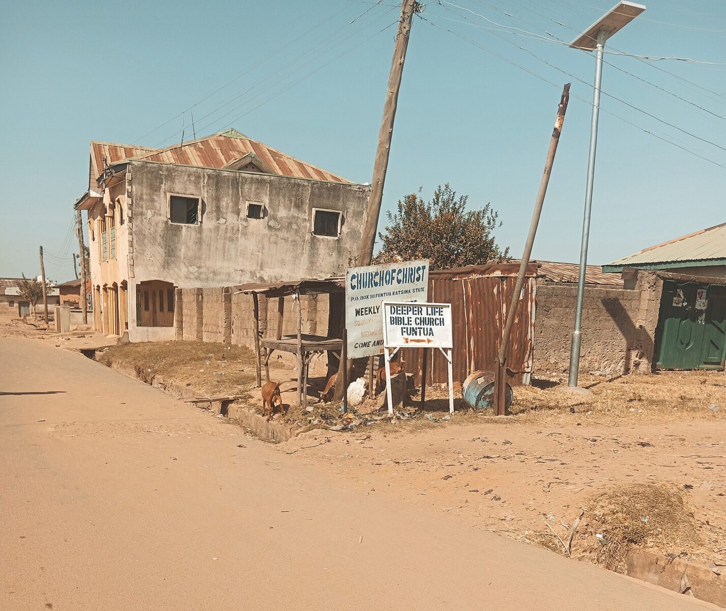 ABD, Nijerya’yı dinî özgürlük ihlalleri nedeniyle “Özel Dikkat Gerektiren Ülke” ilan etti ve yaptırım olasılığını gündeme taşıdı. Nijerya’da aynı caddede iki kilise tabelası. (Fotoğraf: Wikimedia)
