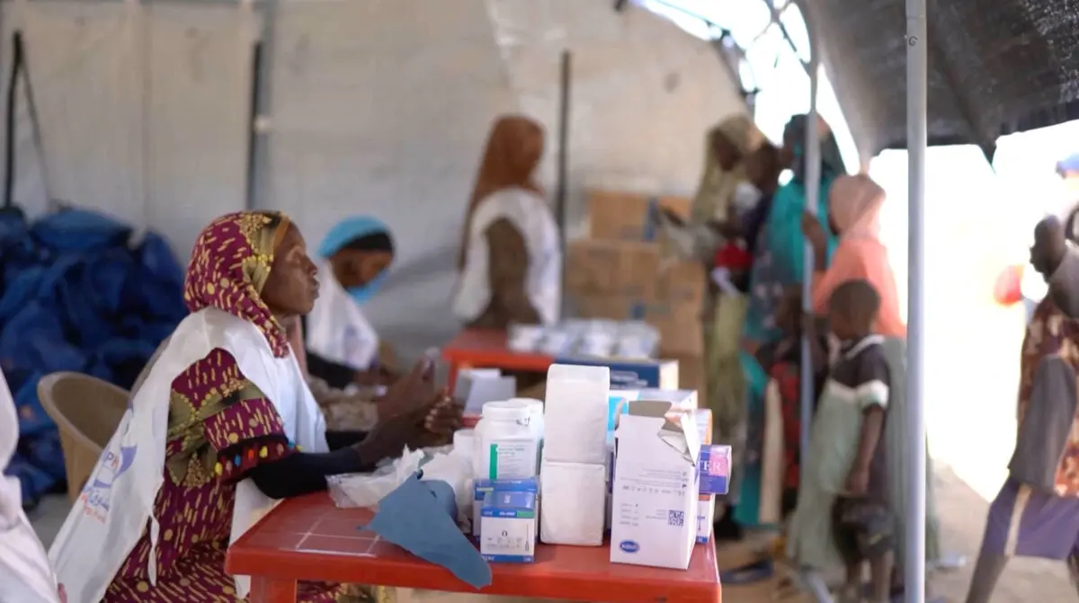 Bir sağlık görevlisi, 29 Ekim 2025'te Darfur'un El-Fâşir kentinden kaçan Sudanlıların toplandığı Tawila'daki geçici bir klinikte bekliyor. (Fotoğraf: Mohamed Jamal/Reuters)
