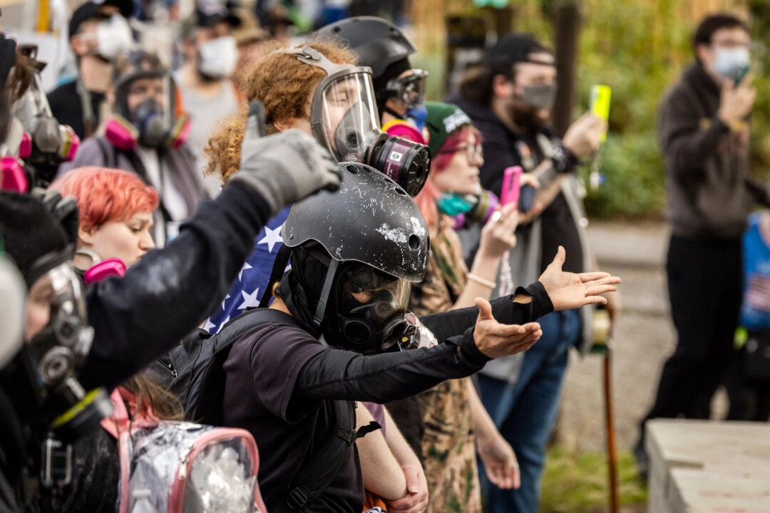 Protestocular, 4 Ekim 2025’te Oregon’un Portland kentindeki Göçmenlik ve Gümrük Muhafaza (ICE) ofislerinin önünde toplandı. (Fotoğraf: John Fredricks / The Epoch Times)
