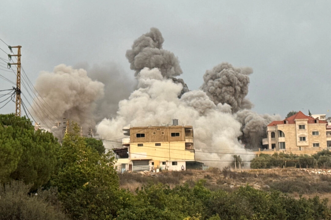 İsrail, Güney Lübnan’da Hizbullah hedeflerini vurdu. 6 Kasım 2025’te Lübnan’ın güneyindeki Tayr Debba’da tahliye emirlerinin ardından düzenlenen İsrail saldırıları sonrasında dumanlar yükseliyor. (Fotoğraf: Ali Hankir/Reuters)