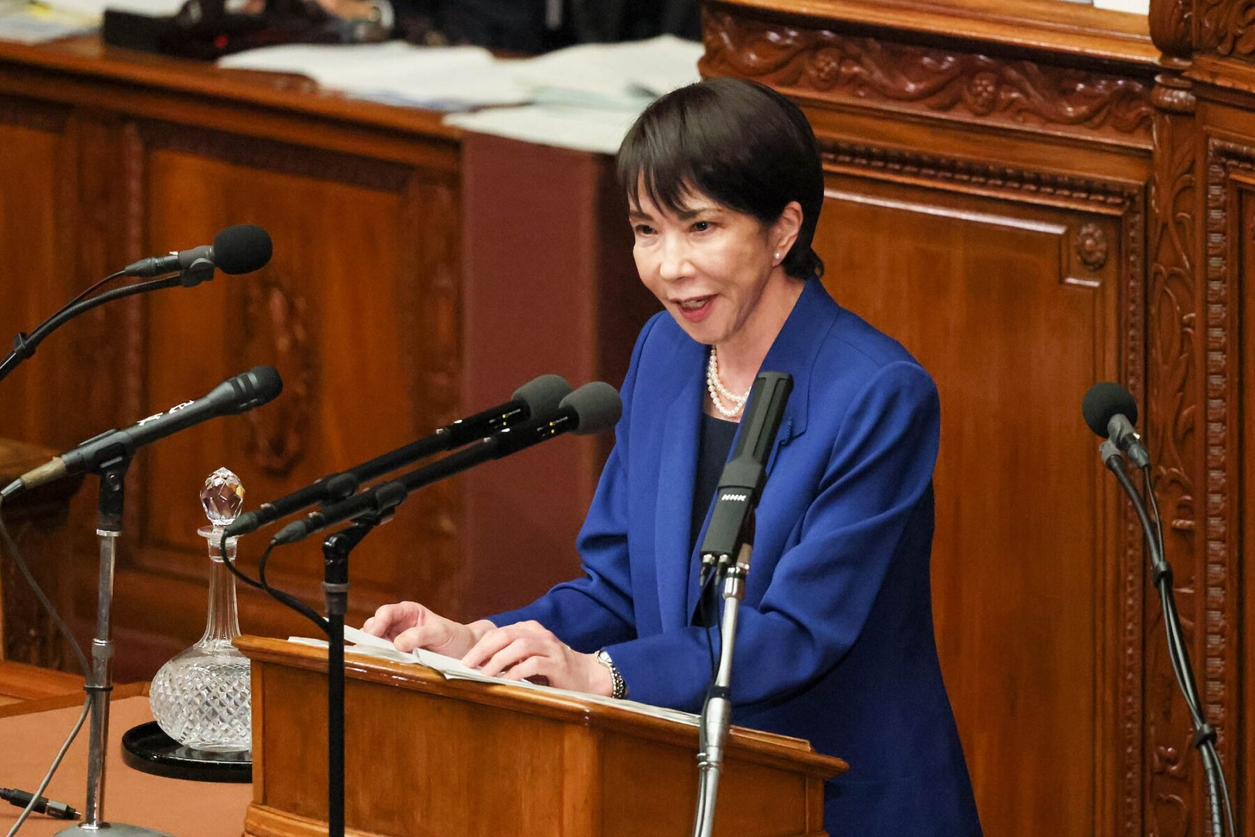 Japonya, Çinli diplomat Xue Jian’ın tehditlerine karşı diplomatik adımlar atmayı ve gerekli önlemleri almayı değerlendiriyor. Japonya Başbakanı Sanae Takaichi, 24 Ekim 2025'te Ulusal Diet'te Temsilciler Meclisi'ne hitap etti.