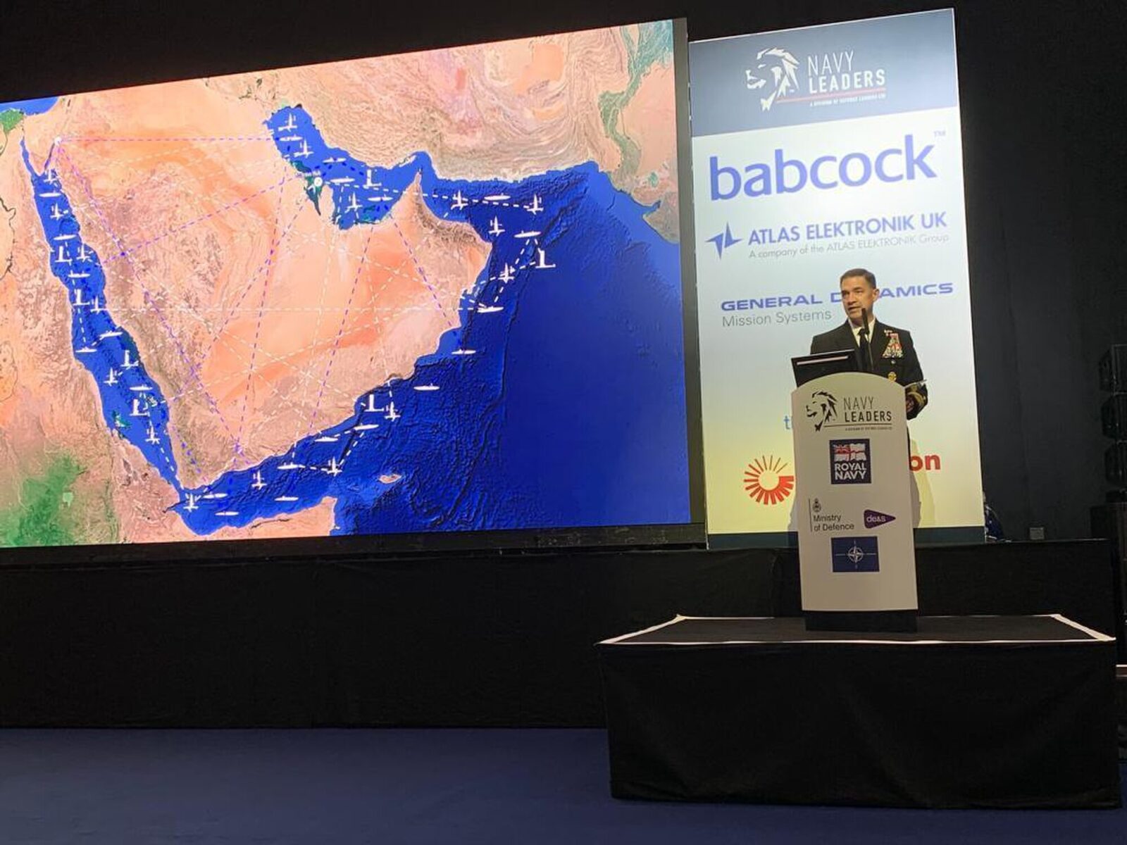 ABD liderliğindeki CENTCOM, Suriye’de düzenlenen operasyonlarda 5 IŞİD’liyi öldürdü ve 19 kişiyi yakaladı. Vice Adm. Brad Cooper, commander of U.S. Naval Forces Central Command, U.S. 5th Fleet and Combined Maritime Forces, speaks about unmanned systems and artificial intelligence in naval operations at an international security conference at the Farnborough International Exhibition and Conference Centre, May 24. (U.S. Navy phot: Wikimedia)