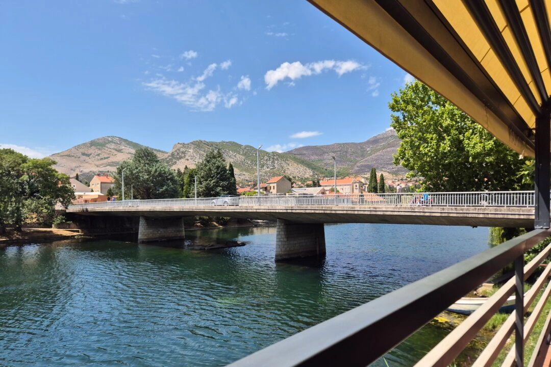 14 Temmuz 2025’te Bosna-Hersek’in Sırp Cumhuriyeti’ndeki Trebinje kentinde Trebišnjica Nehri’nden bir görünüm. (Fotoğraf: Chris Summers/The Epoch Times)