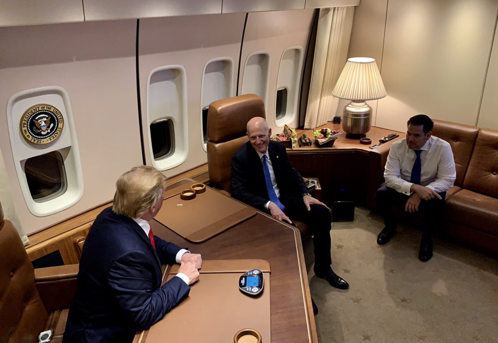 Başkan Donald J. Trump, Panama City Beach, Florida’daki MAGA mitinginin ardından Senatör Rick Scott ve Marco Rubio ile birlikte Venezuela’daki başkanlık krizini görüşerek Washington, D.C.’ye dönüyor. (Fotoğraf: Wikimedia)