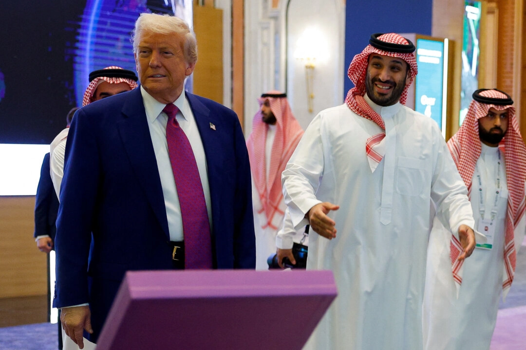 Suudi Veliaht Prens Mohammed bin Salman, 13 Mayıs 2025'te Suudi Arabistan'ın Riyad şehrinde düzenlenen Suudi–ABD Yatırım Forumu'nda, ABD Başkanı Donald Trump'ın yanında duruyor. Trump, Suudi Veliaht Prens ile yaptığı görüşmelerde, güvenlik iş birliği ve bölgesel diplomasi için yeni adımlar atmayı hedefliyor. (Fotoğraf: Brian Snyder/Reuters)