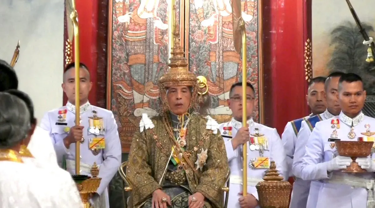 Bu televizyon karesinde, Tayland Kralı Maha Vajiralongkorn, 4 Mayıs 2019'da Bangkok'taki taç giyme töreninde taç giyiyor. (Fotoğraf: Tayland TV/Reuters)