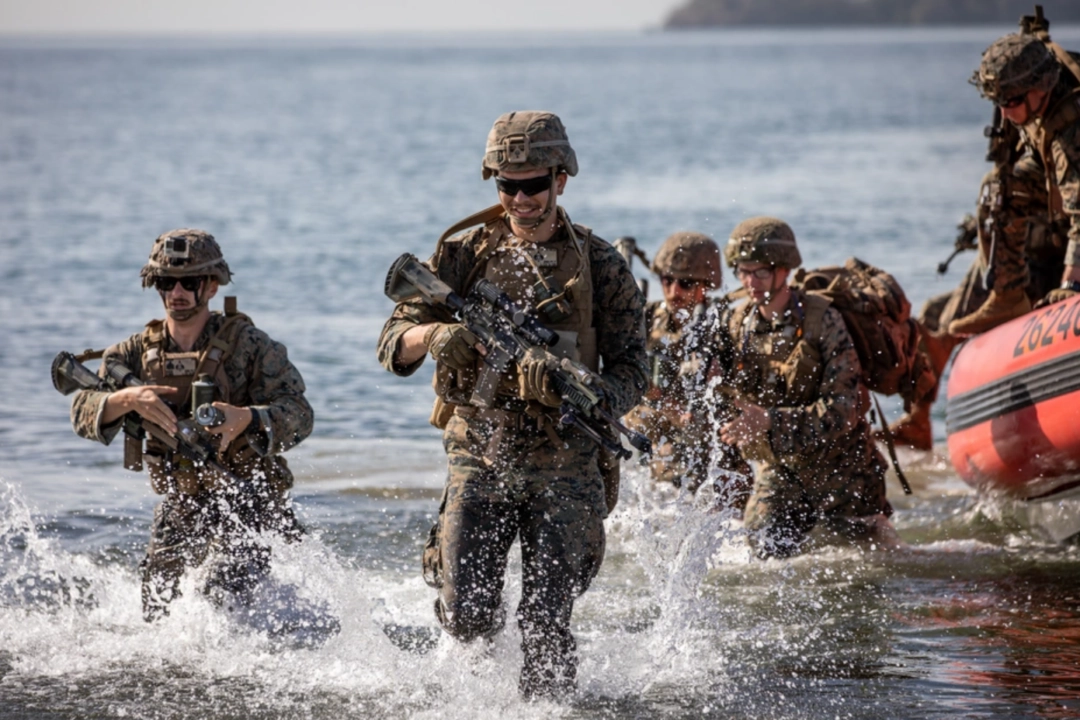 ABD Deniz Piyadeleri, 7 Mayıs 2025 tarihinde Trinidad ve Tobago'daki Chaguaramas'ta, TRADEWINDS 25 (TW25) çoklu alanlı birleşik tam görev profili kapsamında amfibi saldırı tatbikatı gerçekleştirdi. (ABD Ordusu fotoğrafı, Çavuş John Russell tarafından çekilmiştir)
