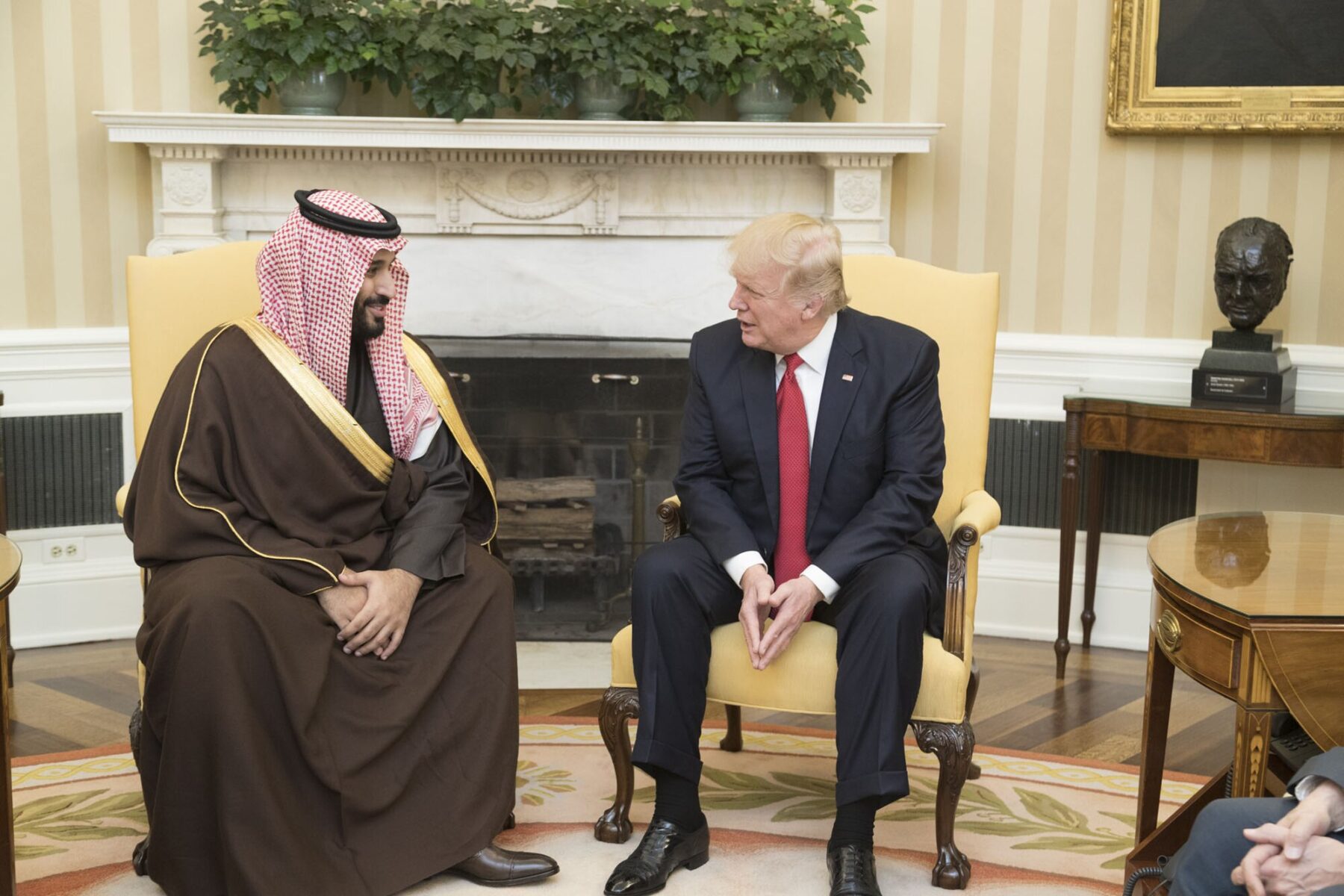 Donald Trump ve Mohammad bin Salman El Saud, 14 Mart 2017'de Beyaz Saray'da, Oval Ofis'te. (Fotoğraf: Wikimedia)
