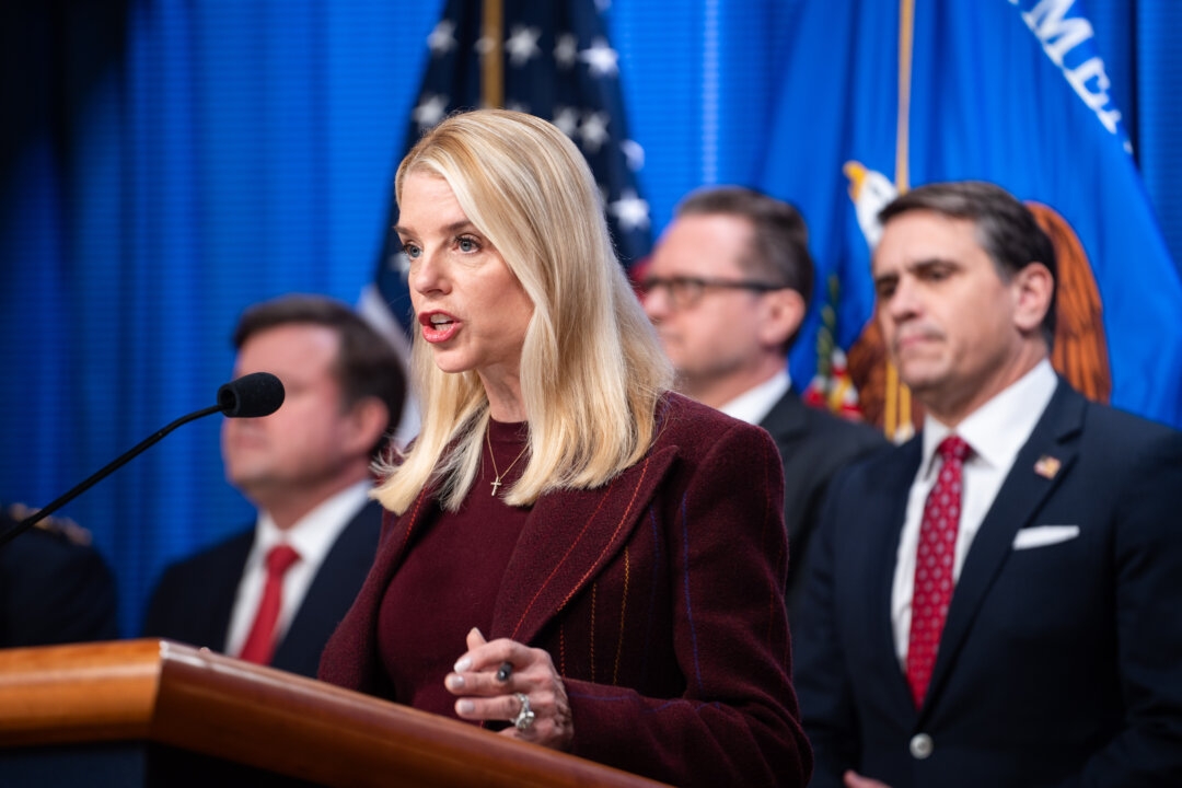 ABD Adalet Bakanı Pam Bondi, 19 Kasım 2025'te Washington'daki ABD Adalet Bakanlığı'nda düzenlediği basın toplantısında konuşuyor. (Fotoğraf: Madalina Kilroy/The Epoch Times)