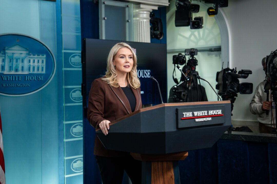 Beyaz Saray sözcüsü Karoline Leavitt, 12 Kasım 2025'te Beyaz Saray'da düzenlediği basın toplantısında konuşuyor. (Fotoğraf: Madalina Kilroy/The Epoch Times)