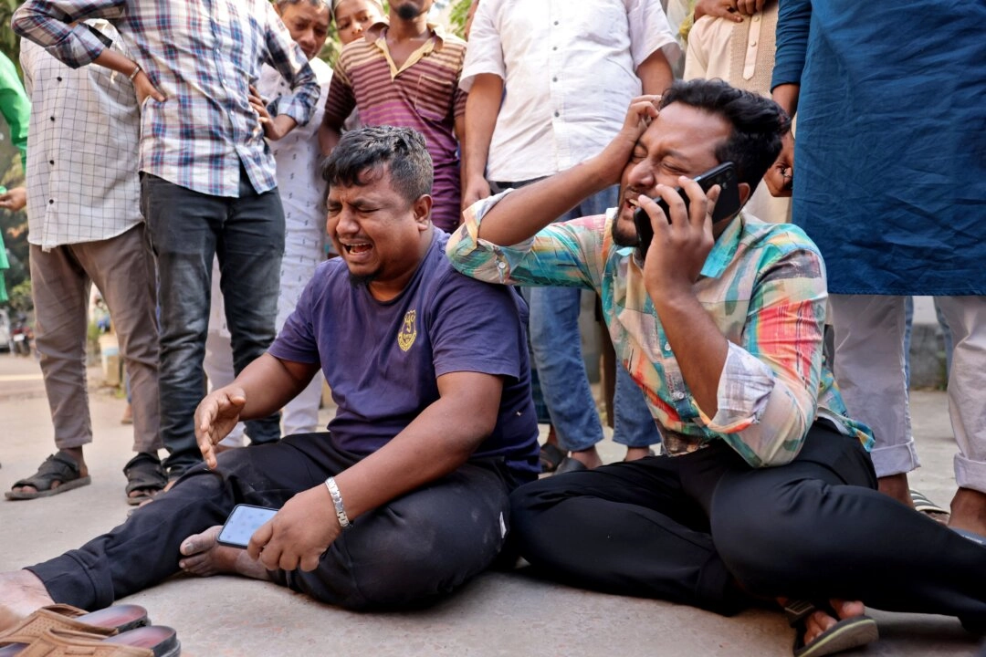 Bangladeş, Dakka’da 21 Kasım 2025’te meydana gelen deprem sonrası erkekler, yakınlarının ölümünü hastane morgu önünde yas tutarken görüldü. (Fotoğraf: Reuters)