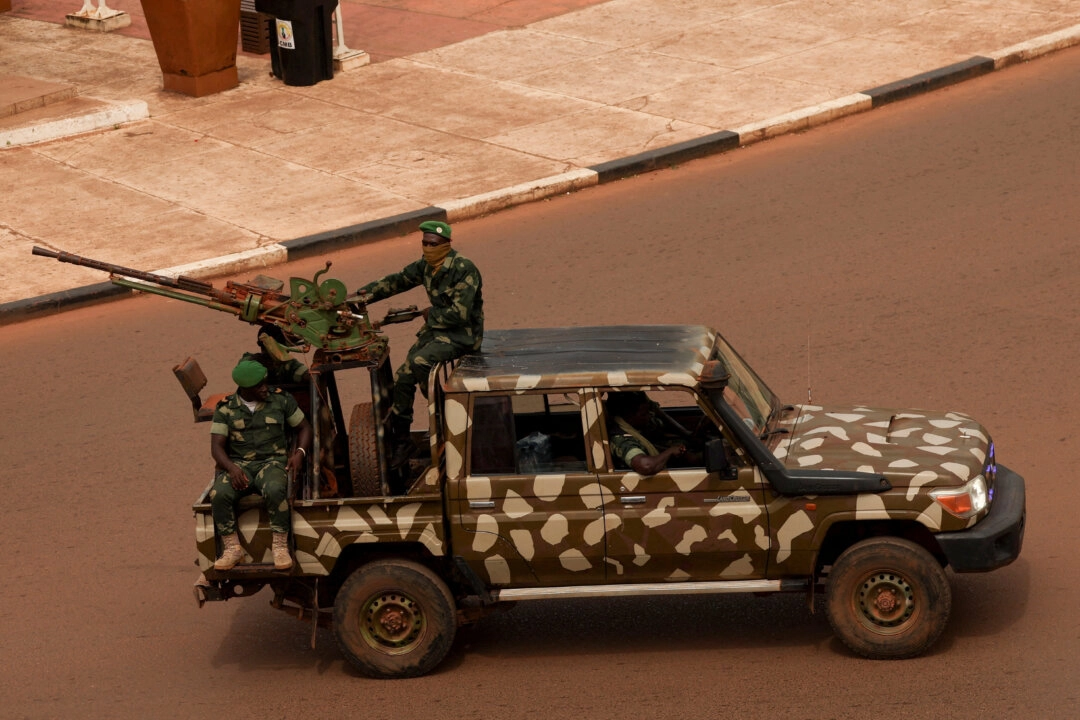 Gine-Bisau'da 26 Ekim Çarşamba günü askeri darbe oldu. Soldatlar, 21 Kasım 2025'te Gine-Bisau'daki Cumhurbaşkanlığı Sarayı yakınlarında devriye geziyor. (Fotoğraf: The Epoch Times aracılığıyla, Luc Gnago, Reuters)