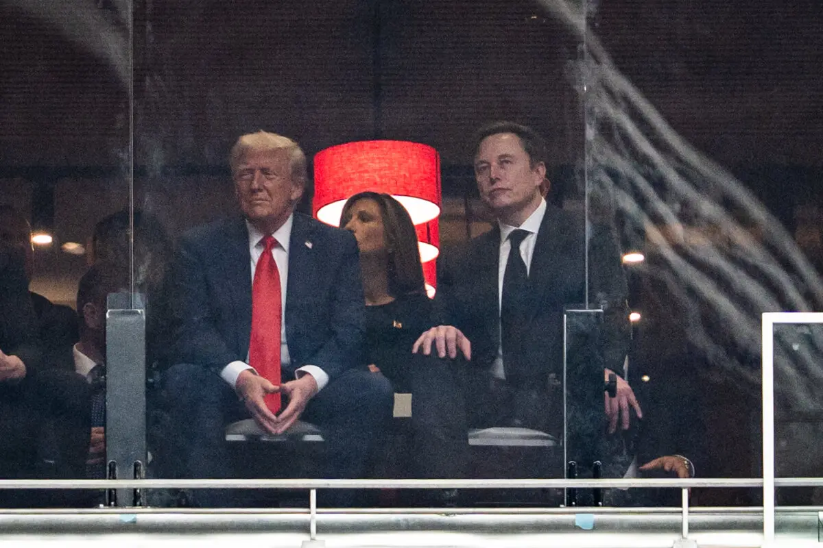 President Donald Trump and Tesla CEO Elon Musk attended the "Building a Legacy: Remembering Charlie Kirk Memorial" event at the State Farm Stadium in Glendale, Arizona, on September 21, 2025. (Fotoğraf: Madalina Kilroy/The Epoch Times)