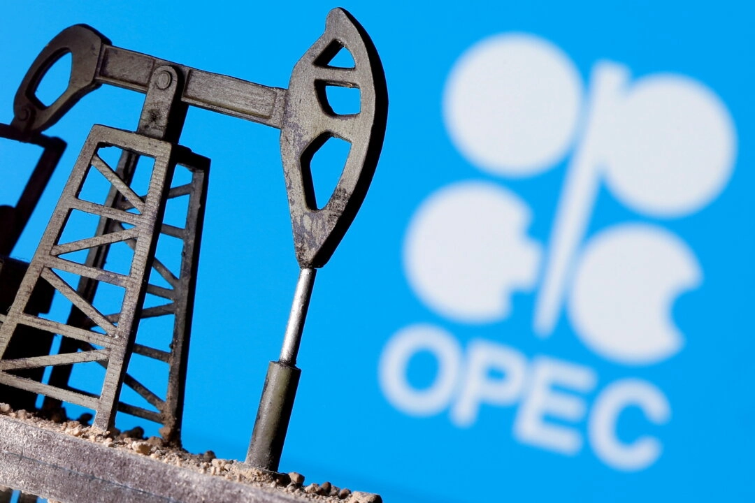14 Nisan 2020'de, OPEC logosunun önünde 3D baskı ile yapılmış bir petrol pompa kızı görüntüleniyor. (Fotoğraf: Dado Ruvic/İllüstrasyon/Reuters)
