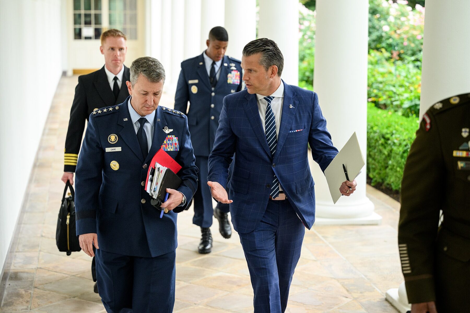 Ortak Kuvvetler Şefi Dan Caine ve Savunma Bakanı Pete Hegseth, Başkan Donald Trump’ın Ukrayna Cumhurbaşkanı Volodymyr Zelenskyy ve Avrupa liderleriyle yaptığı tek taraflı görüşmenin ardından Batı Kolonadında yürürken, Pazartesi, 18 Ağustos 2025. (Resmi Beyaz Saray Fotoğrafı, Molly Riley tarafından)