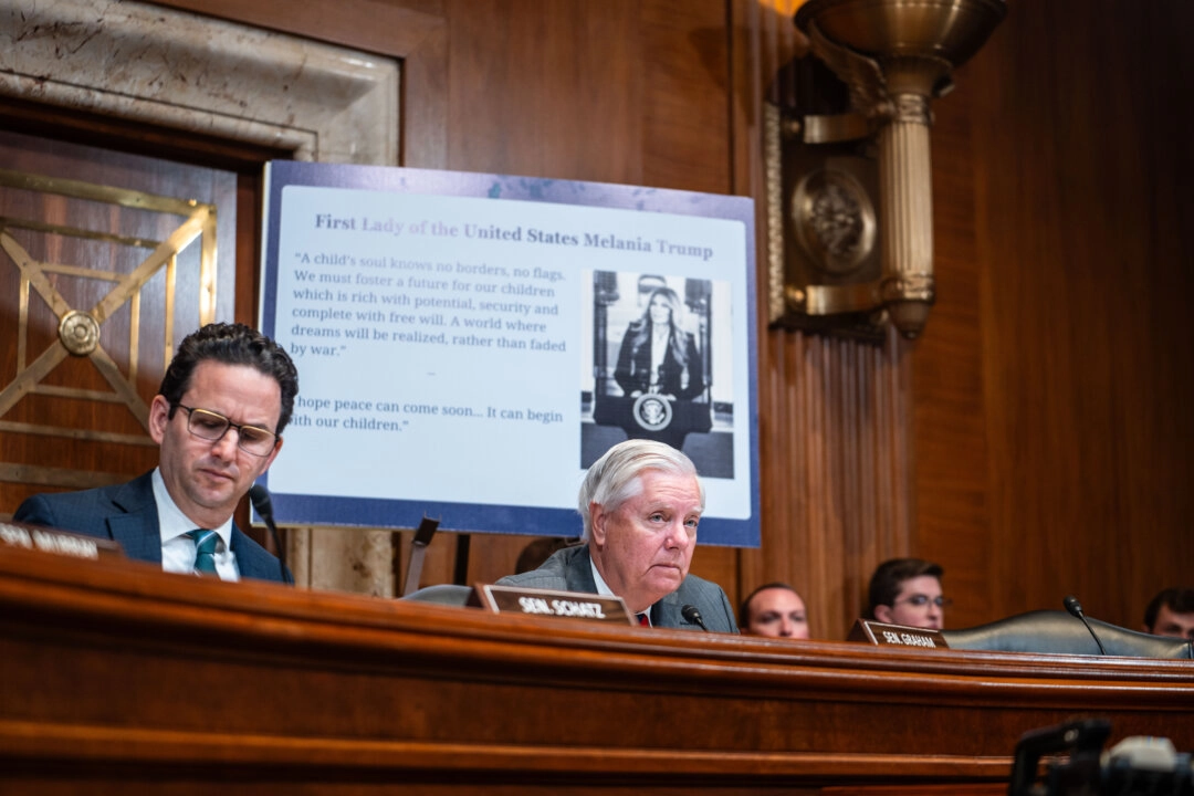 Senatör Lindsey Graham (R-S.C.) (C), 3 Aralık 2025'te Washington'daki Capitol Hill'deki bir oturumda.(Fotoğraf: Madalina Kilroy/The Epoch Times)