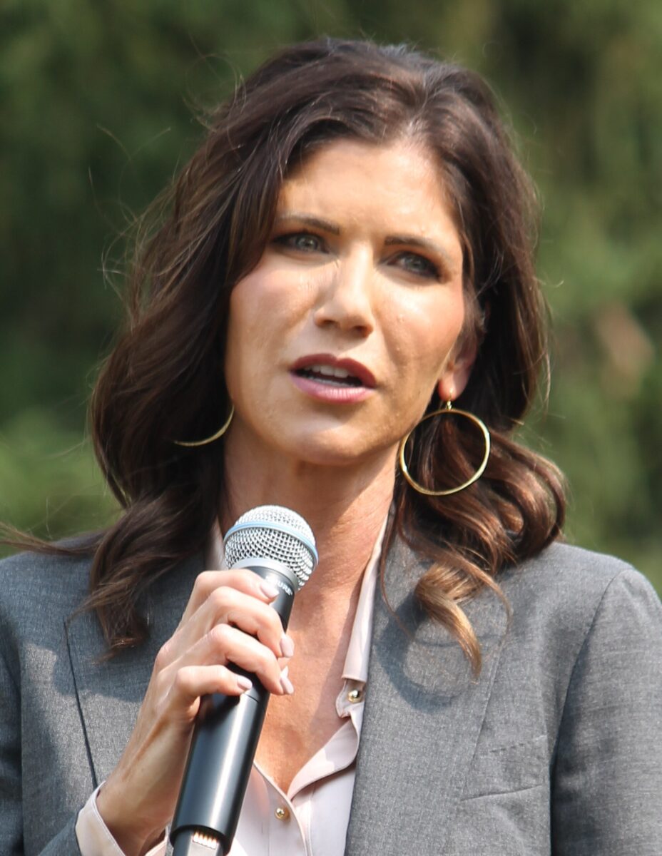 Kristi Noem, ABD seyahat yasağının 30'dan fazla ülkeye genişletileceğini ve Biden politikalarının sığınmacı başvurularını artırdığını açıkladı. Güney Dakota Valisi Kristi Noem, 2020 Nebraska Steak Fry etkinliğinde konuklara hitap etti. (Fotoğraf: Wikimedia)