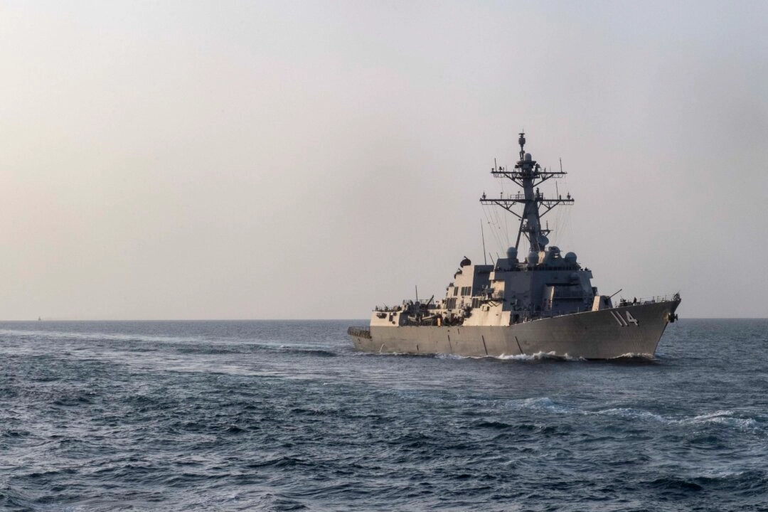 Rehberli füze destroyeri USS Ralph Johnson, 27 Ağustos 2020'de Arap Körfezi'ni geçiyor.(ABD Donanması fotoğrafı, 3. Sınıf Kitle İletişim Uzmanı Matthew F. Jackson tarafından çekilmiştir)