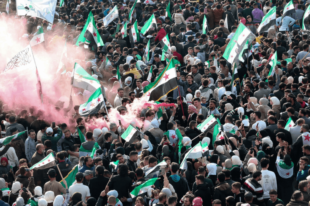 Hama sakinleri, 5 Aralık 2025'te Suriye'nin Hama şehrinde, Bashar al-Assad rejiminin devrilmesinin birinci yıl dönümünü kutladı. (Fotoğraf: Mahmoud Hassano/Reuters)