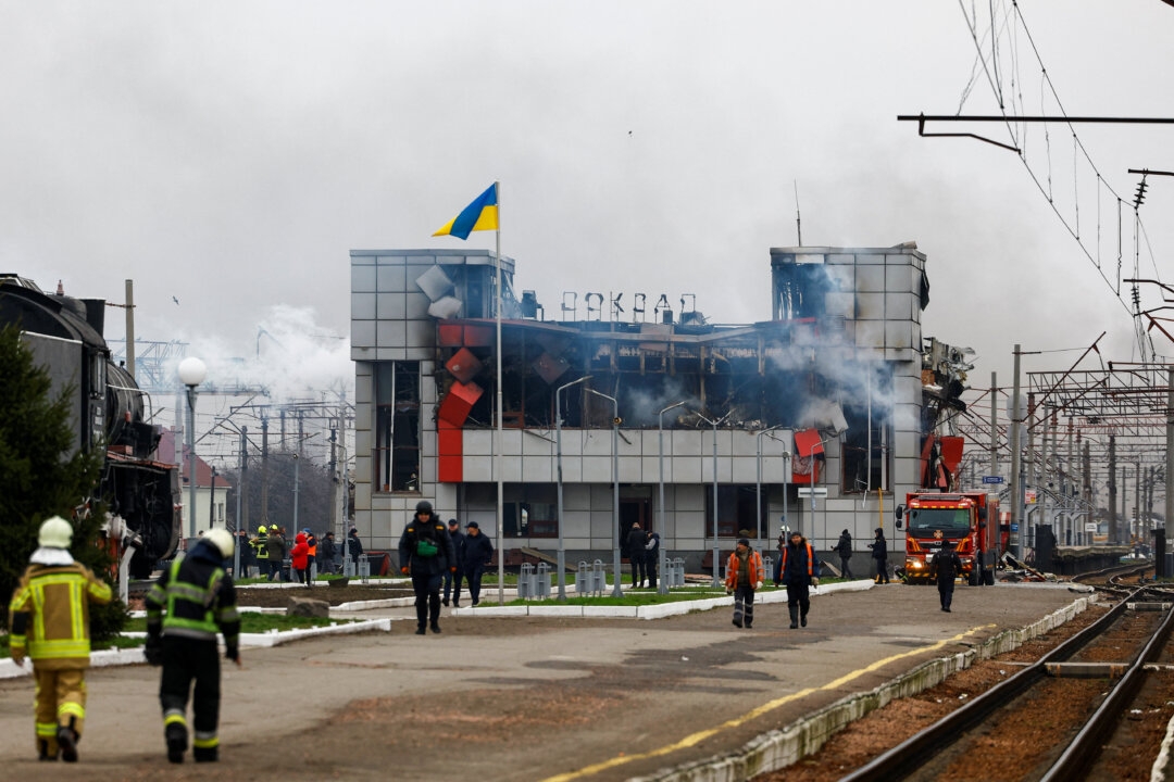 Britanyalı asker Ukrayna’da tatbikat izlerken yaşamını yitirdi; olay İngiltere’nin gizli askeri varlığını ve Ukrayna desteğini gündeme taşıdı. Ukrayna’nın Fastiv kasabasında, 6 Aralık 2025’te gece boyunca düzenlenen Rus füze ve drone saldırısında vurulan bir tren istasyonunda acil durum ekipleri çalışıyor. (Fotoğraf: Valentyn Ogirenko/Reuters)