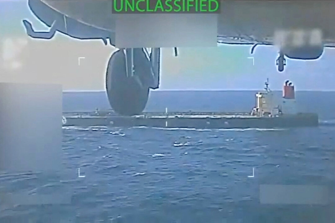 Bir ABD askeri helikopteri, 10 Aralık 2025’te çekilen bir video görüntüsünde, ABD Başsavcısı Pam Bondi tarafından Venezuela açıklarında gerçekleştirilen bir baskın sırasında “ABD tarafından el konulması” olarak tanımlanan bir petrol tankerinin yakınında uçuyor. (Reuters aracılığıyla ABD Başsavcılığı / Basın Görseli)