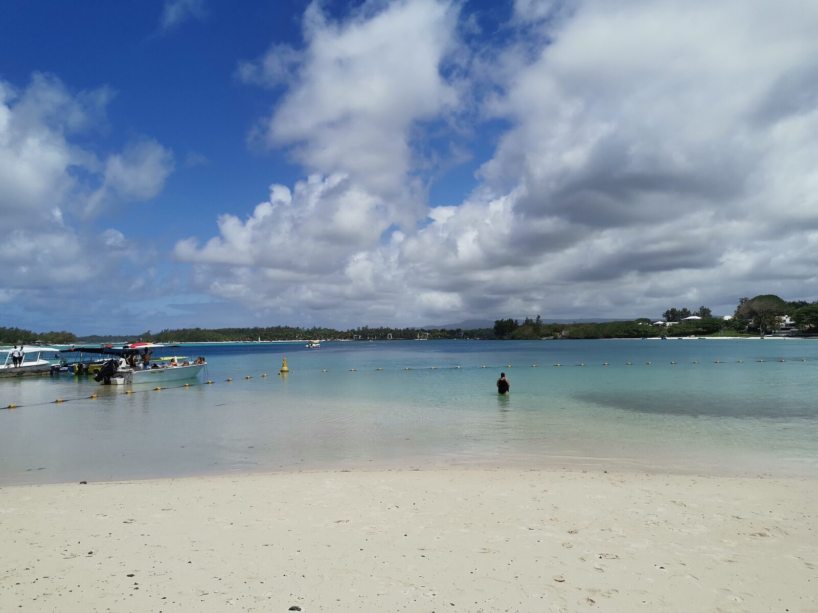Blue Bay, Mauritius’un doğu kıyısında. (Fotoğraf: Wikimedia)