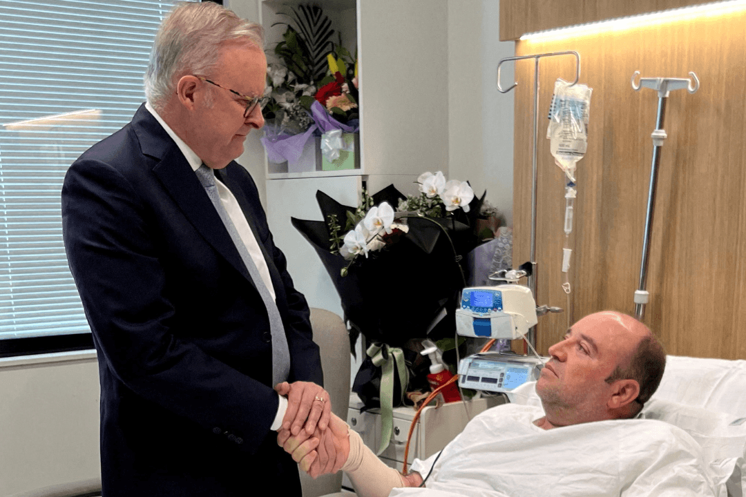 Avustralya Başbakanı Anthony Albanese, Ahmed el-Ahmed’i Avustralya’nın Sidney kentindeki St George Hastanesi’nde ziyaret etti. El-Ahmed Bondi Plajı’ndaki ölümcül saldırı sırasında silahlı saldırganlardan birinin üzerine atılarak tüfeğini ele geçirmişti. (Fotoğraf: The Epoch Times aracılığıyla, Başbakanlık Ofisi, Reuters)