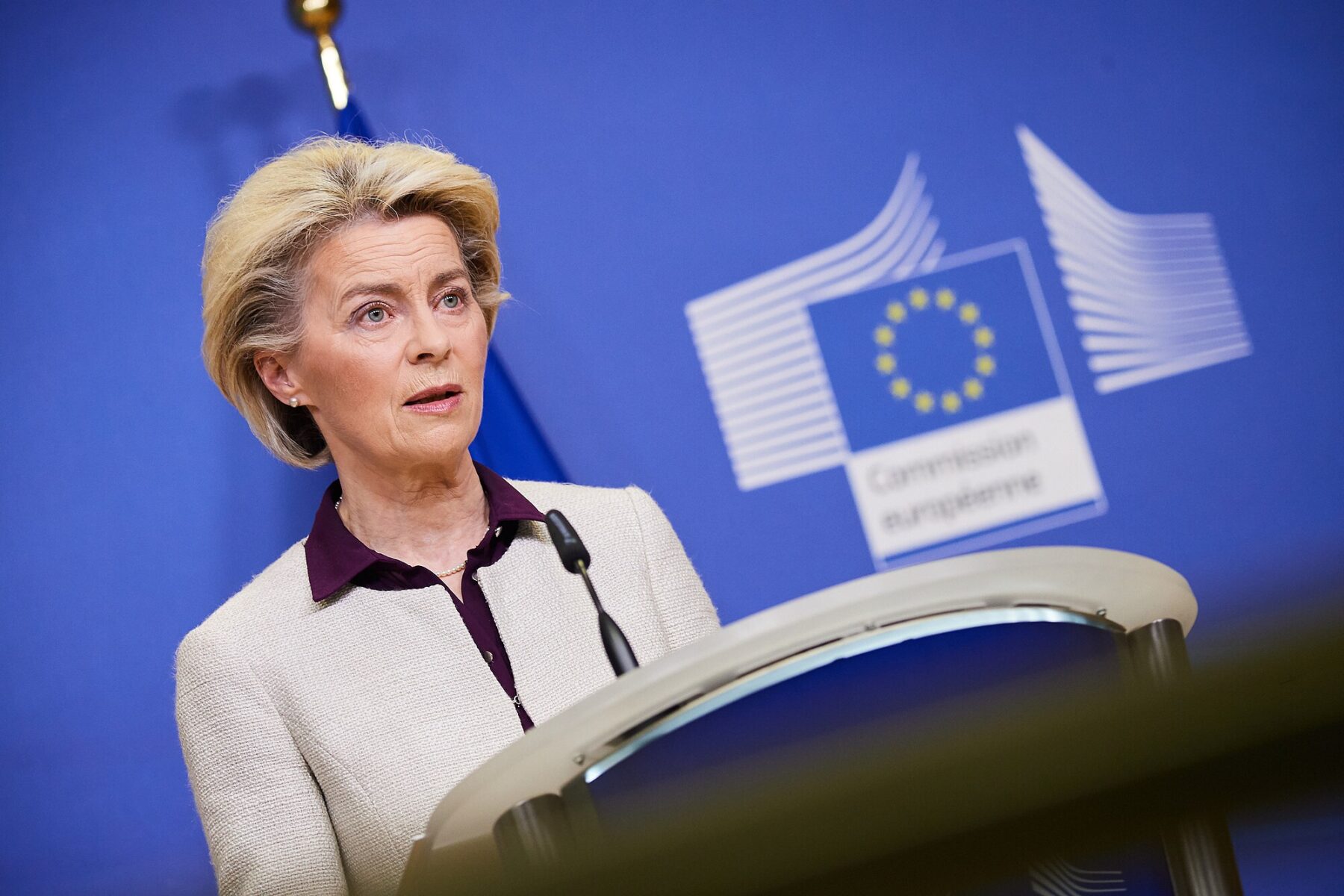 Ursula von der Leyen, COVID-19 ile ilgili basın toplantısı düzenliyor. (Fotoğraf: Wikimedia)