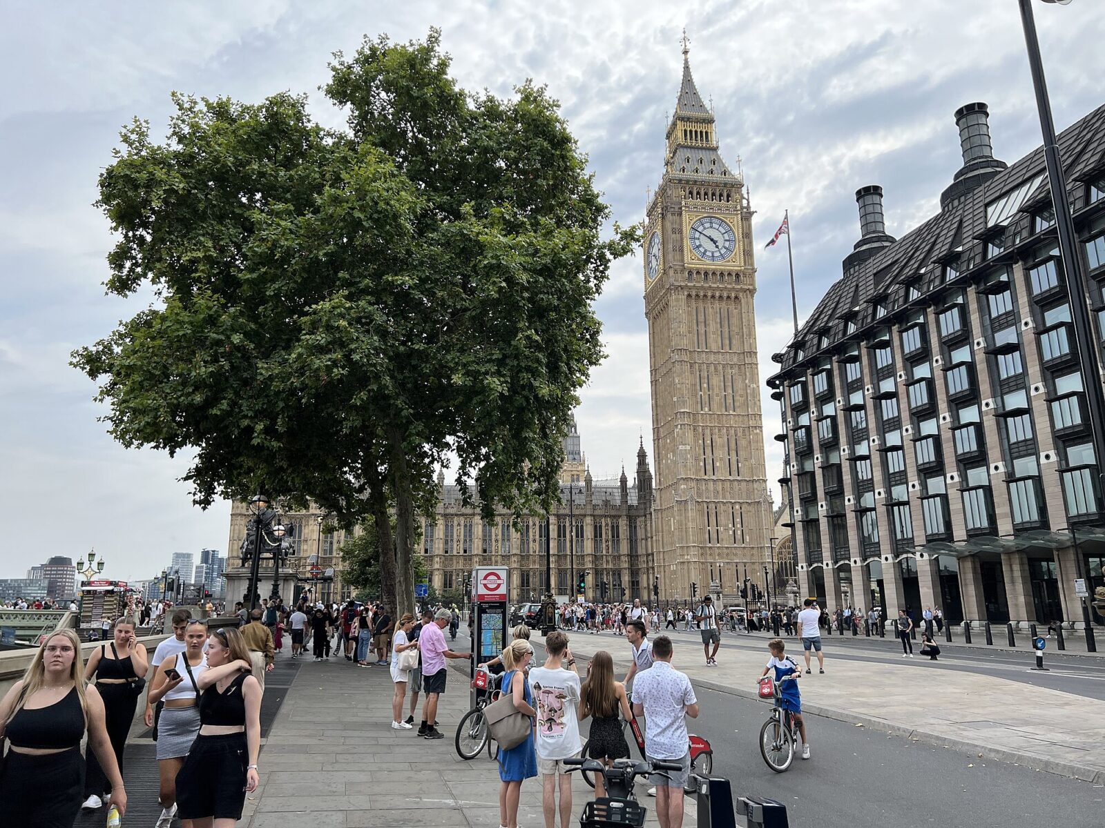 İngiltere, Çin ile ilişkilerde ekonomik çıkarlar ile ulusal güvenlik arasındaki dengeyi yeniden değerlendirmesi gerektiği yönünde uyarılar alıyor. Westminster Şehri – Westminster Sarayı. (Fotoğraf: Wikimedia)