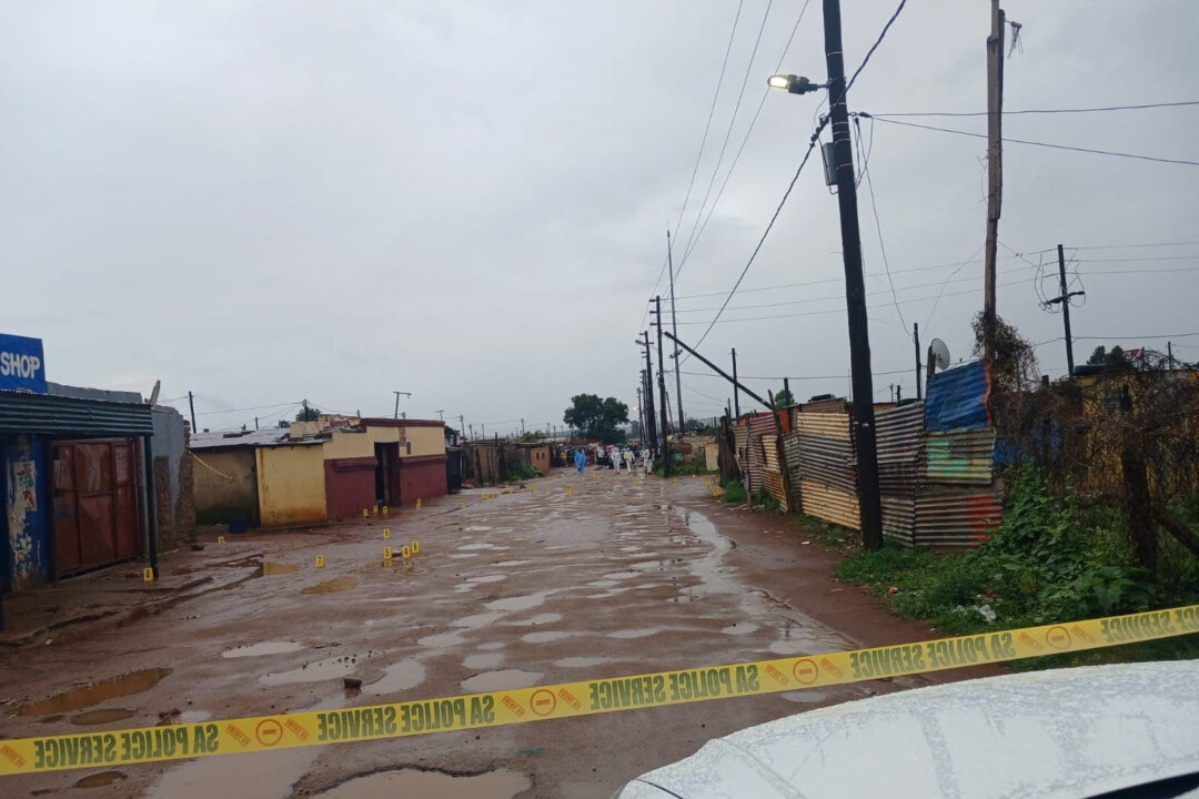 Johannesburg’un güneybatısında bulunan Bekkersdal kasabasında 21 Aralık 2025’te sabah erken saatlerde meydana gelen silahlı saldırının ardından olay yerine fotoğraf belirleme konileri yerleştirildi. (Fotoğraf: Güney Afrika Polis Servisi / Reuters aracılığıyla)