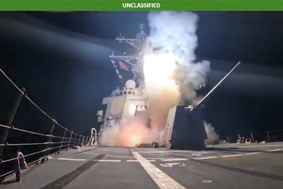 ABD, Nijerya’daki IŞİD le bağlantılı hedeflere hava saldırısı düzenledi. Operasyonun Nijerya hükümetinin onayıyla yapıldığı açıklandı. 25 Aralık 2025’te yayımlanan bir videodan alınan karede, bir askeri gemiden füze fırlatıldığı görülüyor. (Görüntü: Savaş Bakanlığı / The Epoch Times ekran görüntüsü)