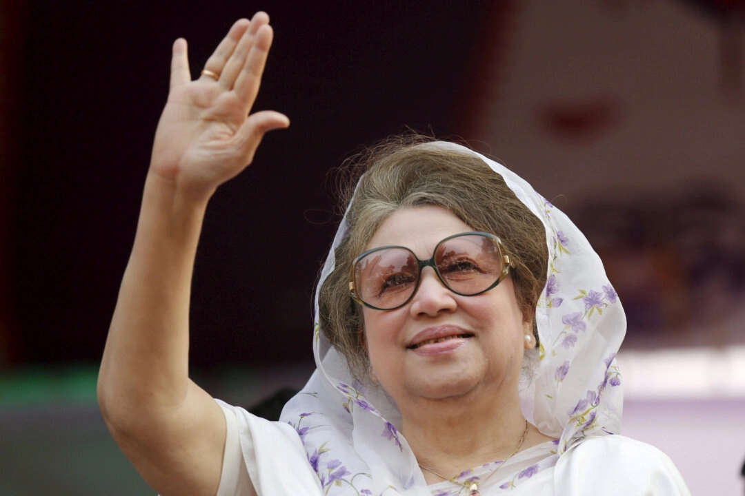 Bangladeş Milliyetçi Partisi (BNP) Genel Başkanı Begüm Khaleda Zia, 20 Ocak 2014'te Bangladeş'in Dakka şehrindeki bir mitinge katılmak için geldiğinde, aktivistlere el sallıyor. (Fotoğraf: Andrew Biraj/Reuters)