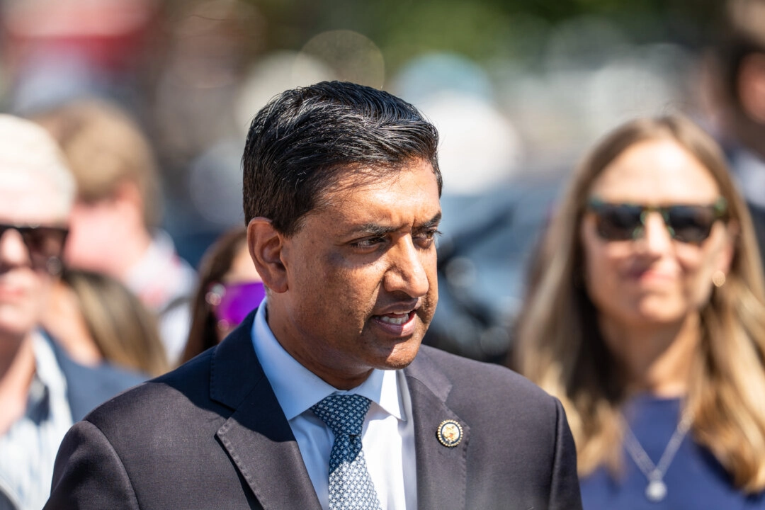 Khanna, ÇKP karşıtı mücadele eden ABD Temsilciler Meclisi Komitesinin yeni başkanı oldu. Californiya temsilcisi Demokrat Ro Khanna, 3 Eylül 2025'te Washington'daki Capitol Hill'deki House Triangle'da konuşma yapıyor. (Fotoğraf: Madalina Kilroy, The Epoch Times)