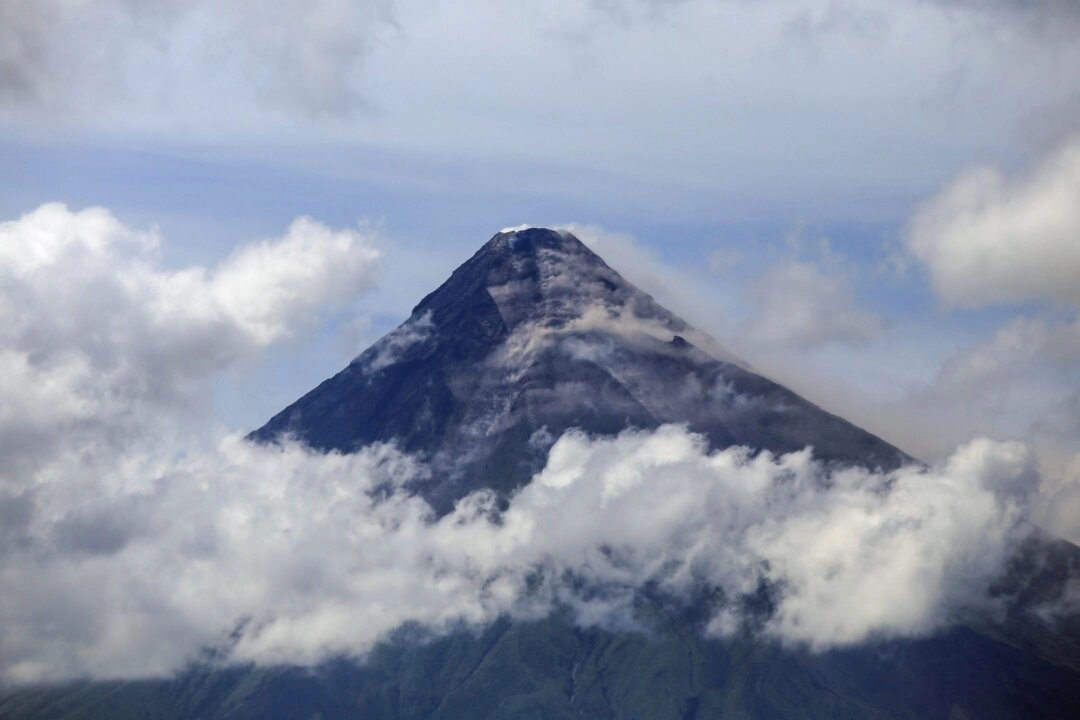 12 Haziran 2023'te Legazpi'den görülen Mayon Volkanı, havaya beyaz duman salarken. (Fotoğraf: Charism Sayat/AFP via Getty Images)