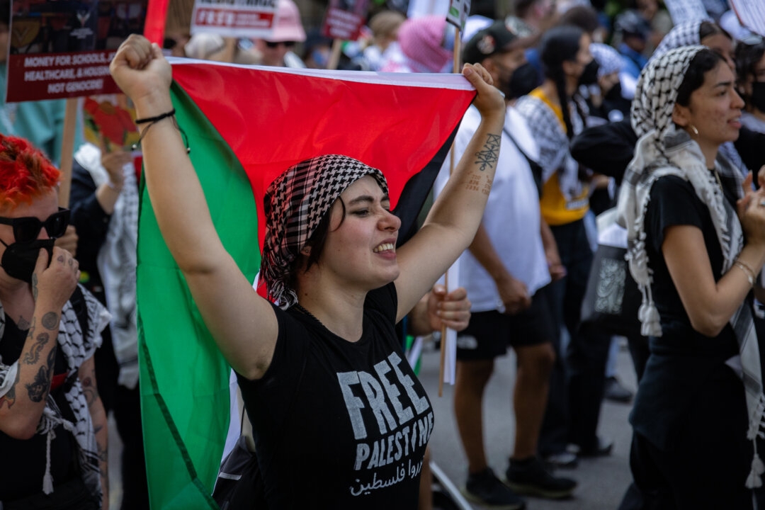 Pro-Palestinian göstericiler, 19 Ağustos 2024’te Chicago’daki Demokratik Ulusal Kongre’nin dışında yürüdü. (Fotoğraf: John Fredricks/The Epoch Times)