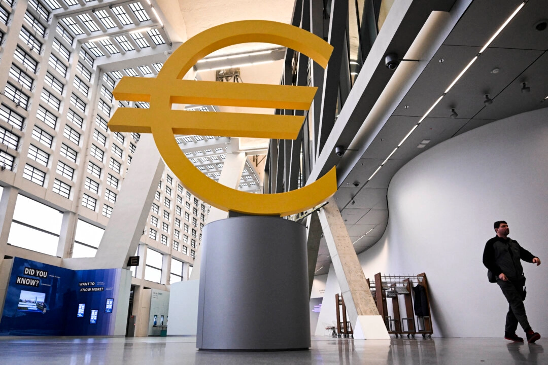 6 Kasım 2024’te, Frankfurt am Main, Almanya’daki Avrupa Merkez Bankası genel merkezinde dev bir Euro sembolü yer aldı. (Fotoğraf:  Kirill Kudryavtsev/AFP/Getty Images)
