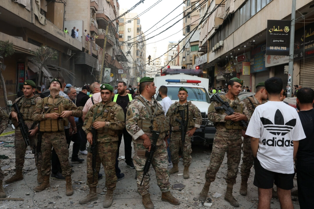 Lübnan ordusundan üyeler, İsrail ordusunun 23 Kasım 2025'te Beyrut, Lübnan'da Hizbullah terörist grubuna ait bir militanı hedef alarak hava saldırısı düzenlediği bölgedeki güvenliği sağlıyor. (Fotoğraf: Mohamed Azakir/Reuters)