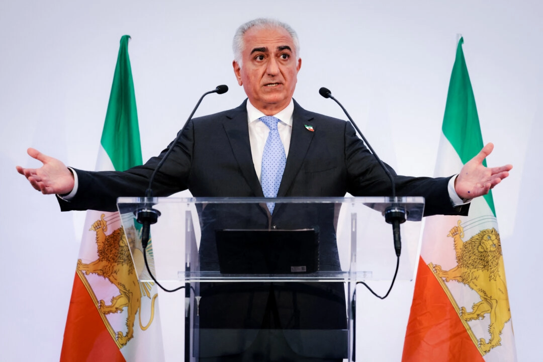 İran’ın son şahının oğlu Reza Pahlavi, 23 Haziran 2025’te Paris’te bir basın toplantısı düzenliyor. (Fotoğraf: Joel Saget/AFP via Getty Images)