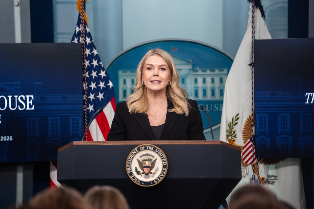 Beyaz Saray Basın Sözcüsü Karoline Leavitt, 8 Ocak 2026 tarihinde Beyaz Saray’da düzenlenen bir basın toplantısında konuşuyor. (Fotoğraf: Madalina Kilroy/The Epoch Times)
