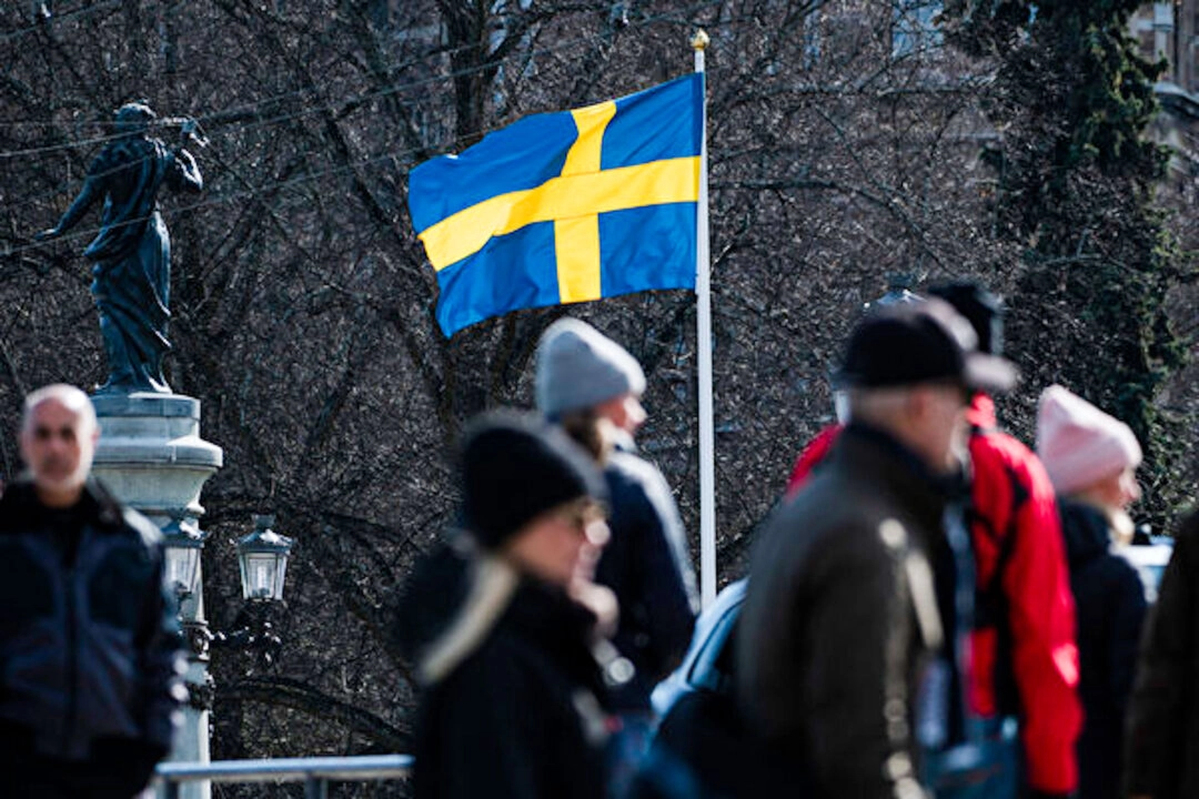 İsveç bayrağı, 4 Nisan 2020’de Stockholm’de. (Fotoğraf: Jonathan Nackstrand/AFP via Getty Images)