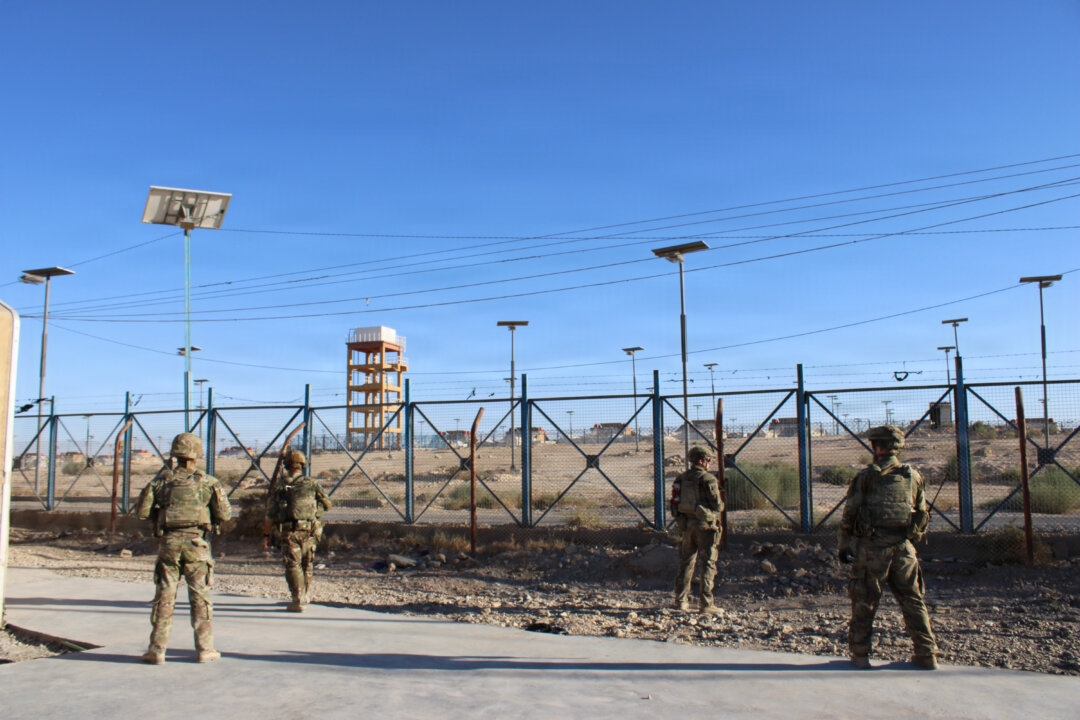 ABD askerleri, 14 Ekim 2025'te Suriye'nin kuzeydoğusundaki Al-Hol kampında düzenlenen bir tura güvenlik sağlıyor. (Fotoğraf: 2. Lt. Lena Adam / Fransız Hava Kuvvetleri, DVIDS aracılığıyla)