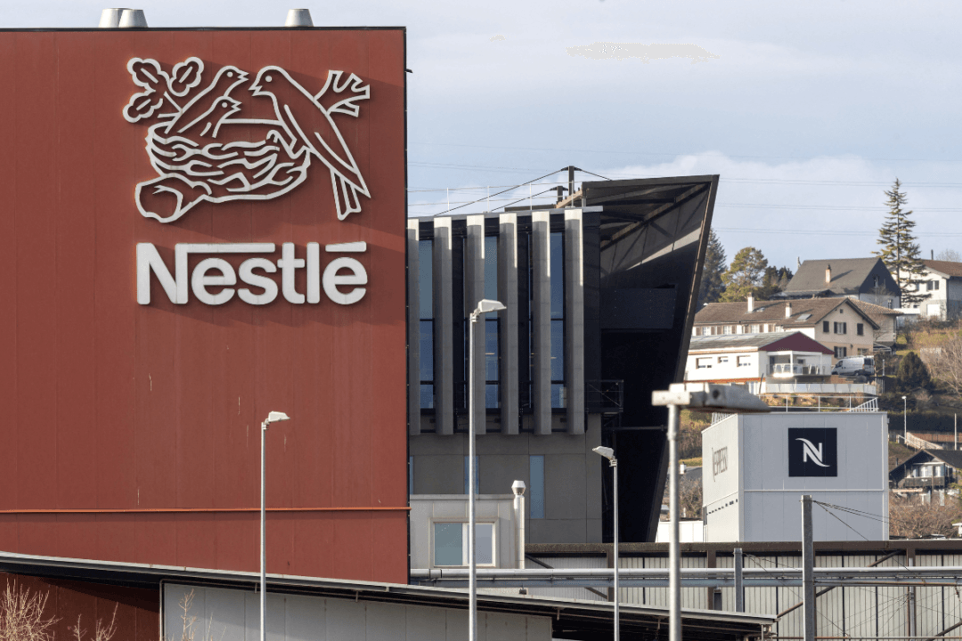 Nestle ve Lactalis ürünleri, Fransa’da iki bebek ölümü sonrası soruşturuluyor; firma ürünleri tedbir amaçlı toplatıldı. 9 Şubat 2024’te İsviçre’nin Orbe kentindeki Gıda devi Nestle’nin logosu. (Fotoğraf: The Epoch Times aracılığıyla, Denis Balibouse, Reuters)
