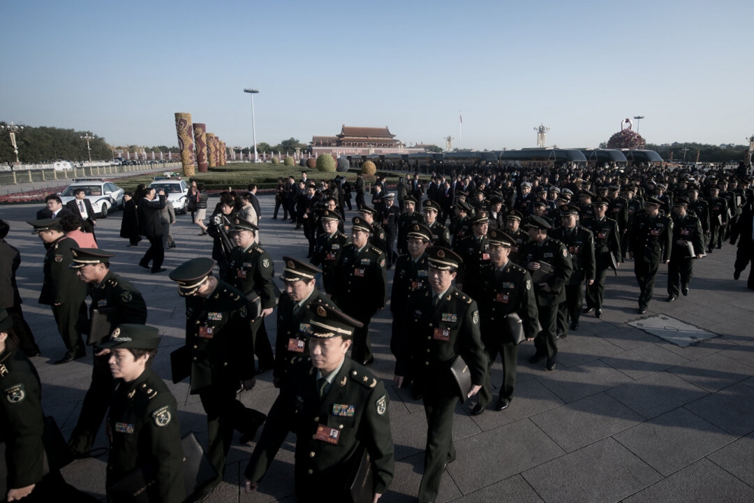 Şi döneminde orduda tasfiye, üst düzey komutanları hedef aldı. Askerler beş yılda bir yapılan ÇKP Kongresi’nin açılış oturumuna katılmak üzere Tiananmen Meydanı’nda yürüyor. 8 Kasım 2012, Pekin. (Fotoğraf: The Epoch Times aracılığıyla, Ed Jones, AFP - Getty Images)