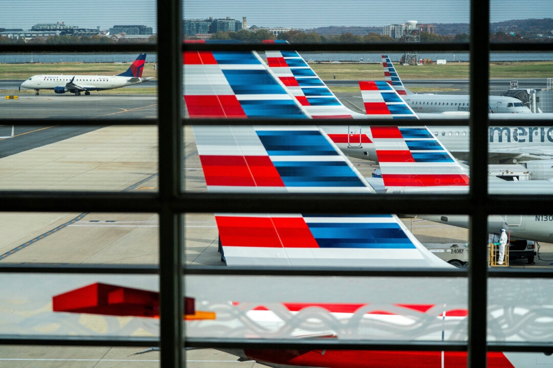 American Airlines uçakları Ronald Reagan Washington Ulusal Havalimanı’nda park halinde görülüyor. 7 Kasım 2025, Arlington, Virginia. (Fotoğraf: The Epoch Times aracılığıyla, Nathan Howard, Reuters)