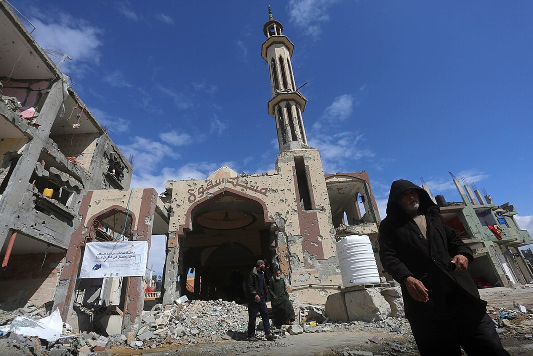 İsrail, Gazze'nin Refah sınır kapısını 1 Şubat'ta sınırlı yaya geçişine açacak. Güvenlik taramaları Mısır ile koordinasyon altında olacak. Gazze Şeridi'ndeki Refah'ta İsrail hava saldırısı tarafından tahrip edilen bir bölgede yaşayan Filistinliler. (Fotoğraf: Wikimedia)