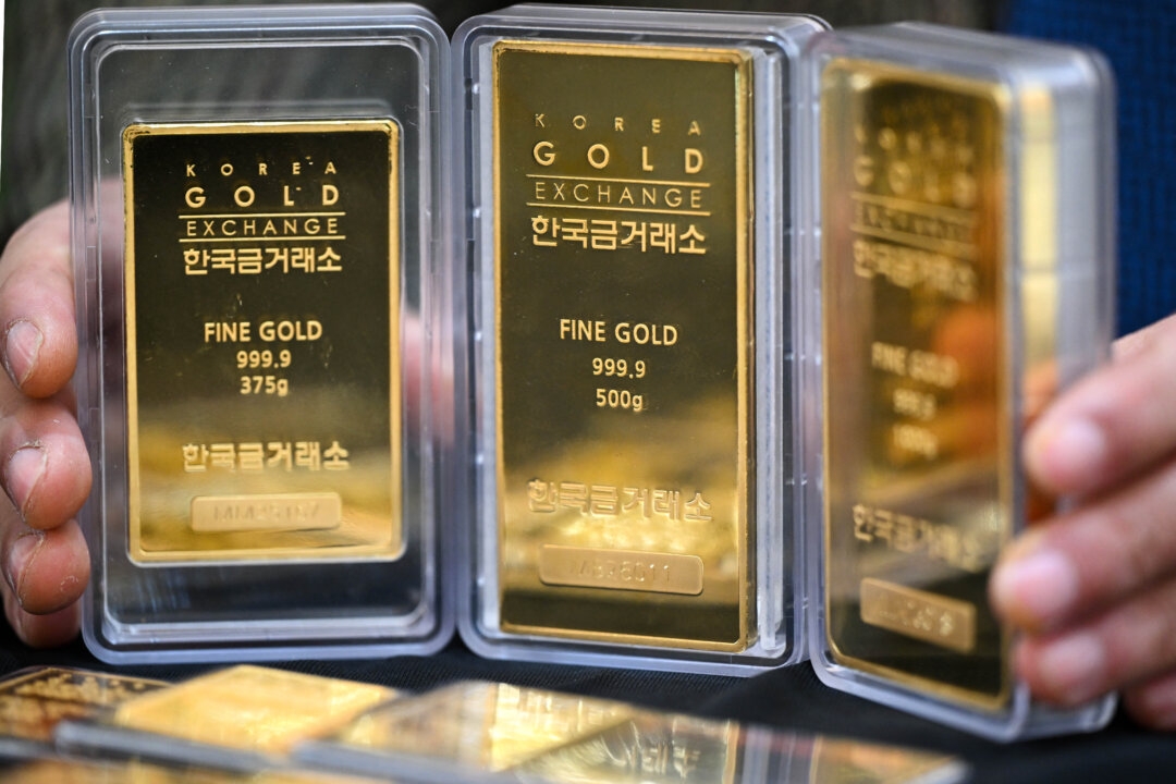 Altın fiyatları, küresel belirsizlikler ve doların güçlenmesiyle 4.600 doların altına gerileyerek yatırımcıları tedirgin etti. 26 Ocak 2026'da Korea Gold Exchange mağazasında bir çalışan, altın barlarını sergiliyor. (Fotoğraf: The Epoch Times aracılığıyla, Jung Yeon-je, AFP - Getty Images)