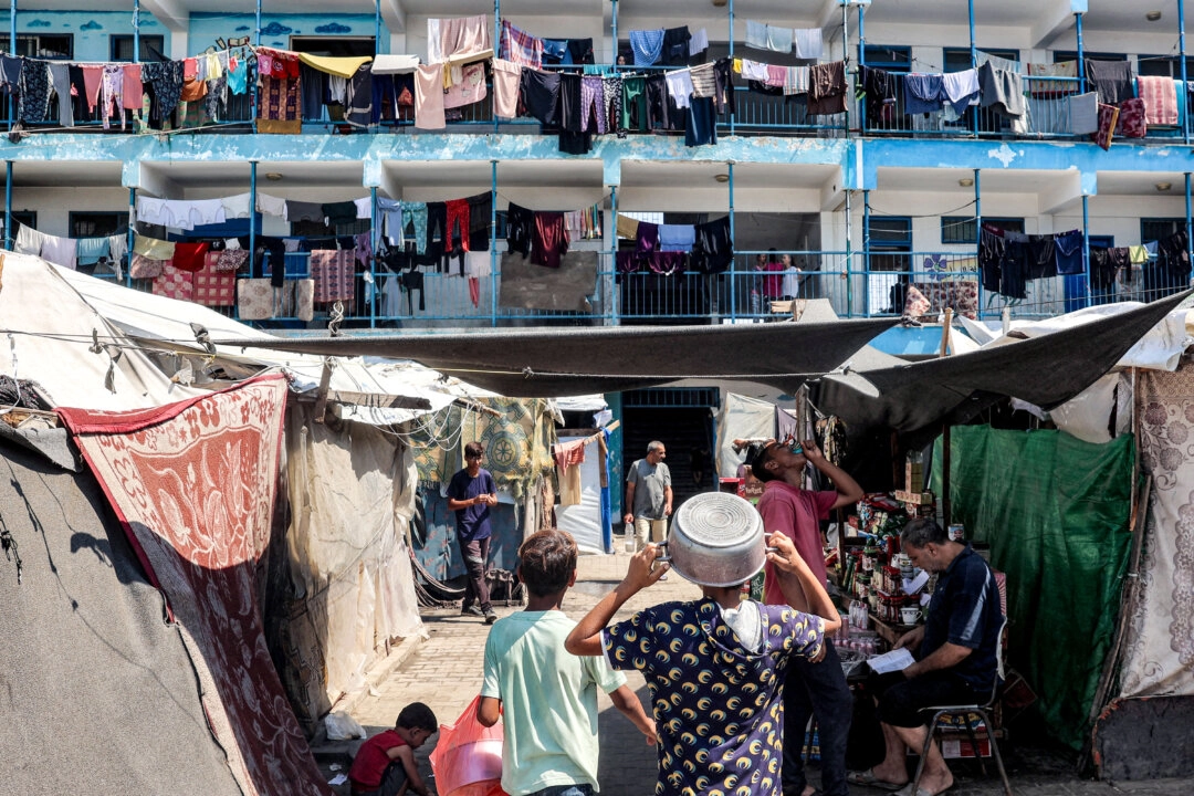 Bir genel bakış, 9 Eylül 2024'te Gazze Şeridi'nin merkezindeki Deir el-Balah'ta, UNRWA tarafından işletilen bir okulda, çatışma nedeniyle yerinden edilen insanlar için kurulmuş geçici bir kampı gösteriyor. Eyad Baba/AFP via Getty Images
