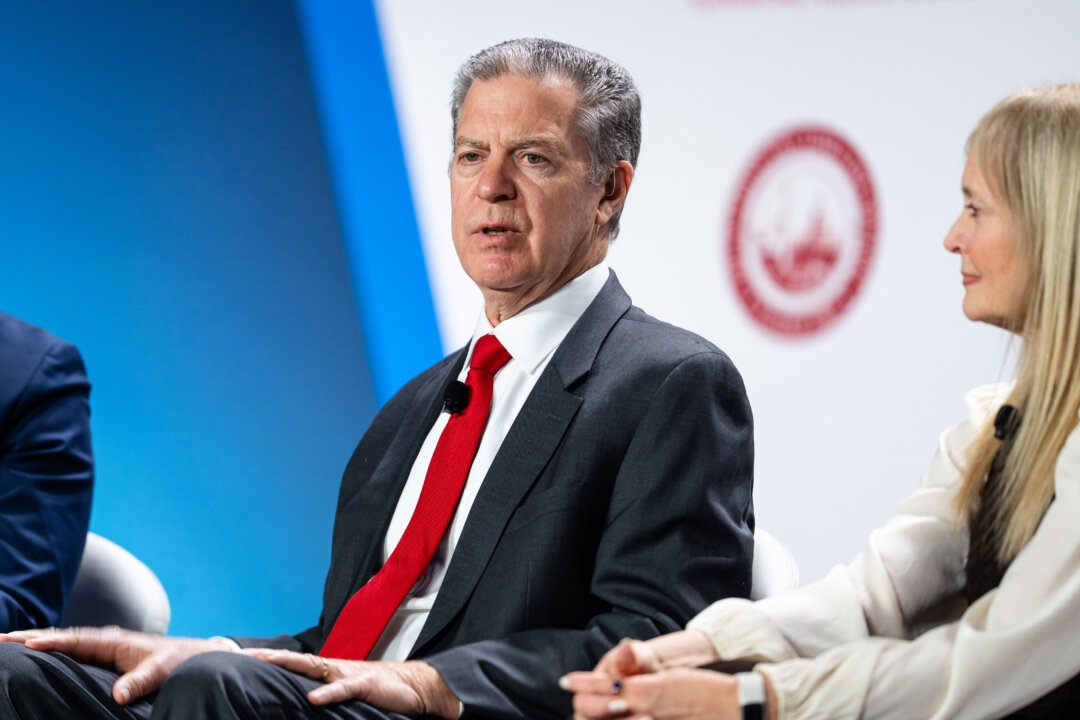 Çin'de, özellikle Falun Gong üyelerine yönelik zorla organ toplama uygulamaları, küresel insan hakları ihlali olarak kınanıyor. Eski ABD Uluslararası Dini Özgürlükler Elçisi Sam Brownback, Uluslararası Dini Özgürlükler Zirvesi'nde konuşurken. 2 Şubat 2026, Washington. (Fotoğraf: Madalina Kilroy, The Epoch Times)