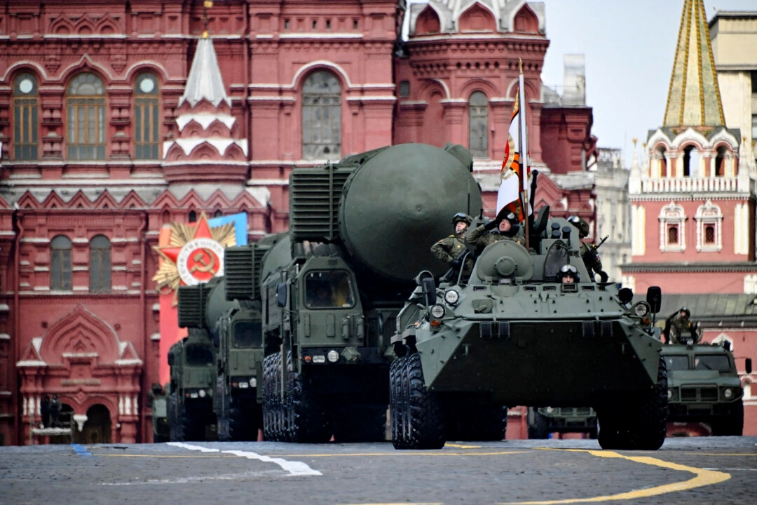 Rus askeri araçları, 9 Mayıs 2024'te Moskova'nın merkezindeki Zafer Günü askeri geçit töreninde, Kızıl Meydan'dan geçiyor. (Fotoğraf: The Epoch Times aracılığıyla, Alexander Nemenov, AFP - Getty Images)